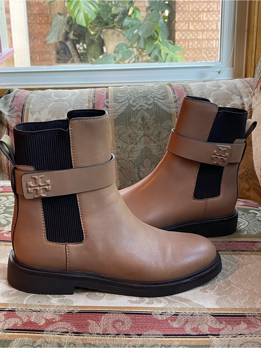 Tory Burch Women's Double T Buckled Chelsea Boots. Size 7.5 Women N26-02